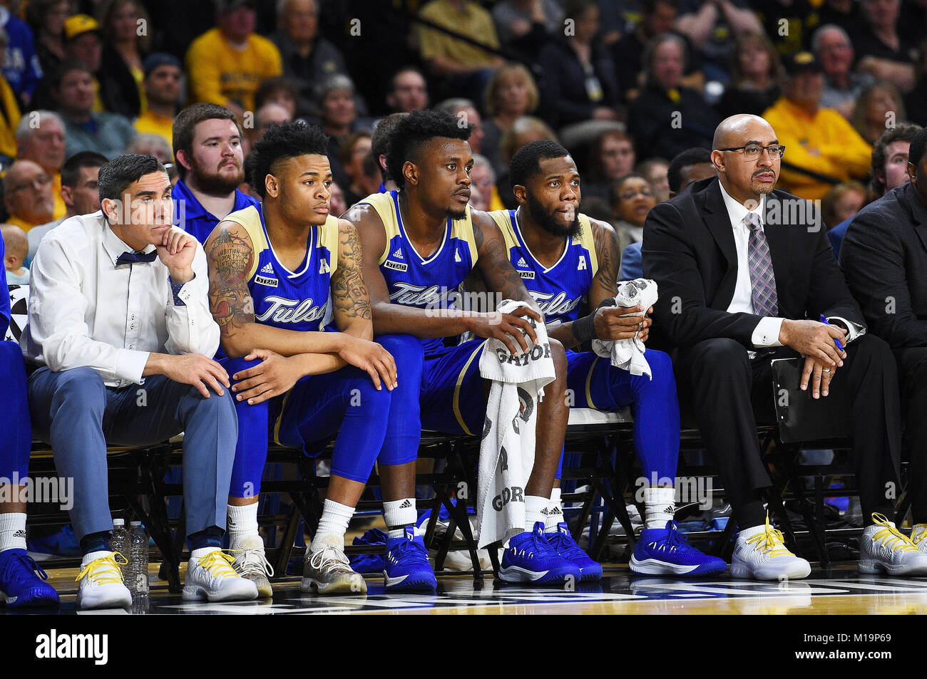 Wichita, Kansas, Stati Uniti d'America. 28 gen, 2018. Il Tulsa Golden uragano orologi da banco come il gioco scivola via da loro durante il NCAA Pallacanestro tra il Tulsa Golden uragano e Wichita State Shockers a Charles Koch Arena di Wichita, Kansas. Kendall Shaw/CSM/Alamy Live News Foto Stock