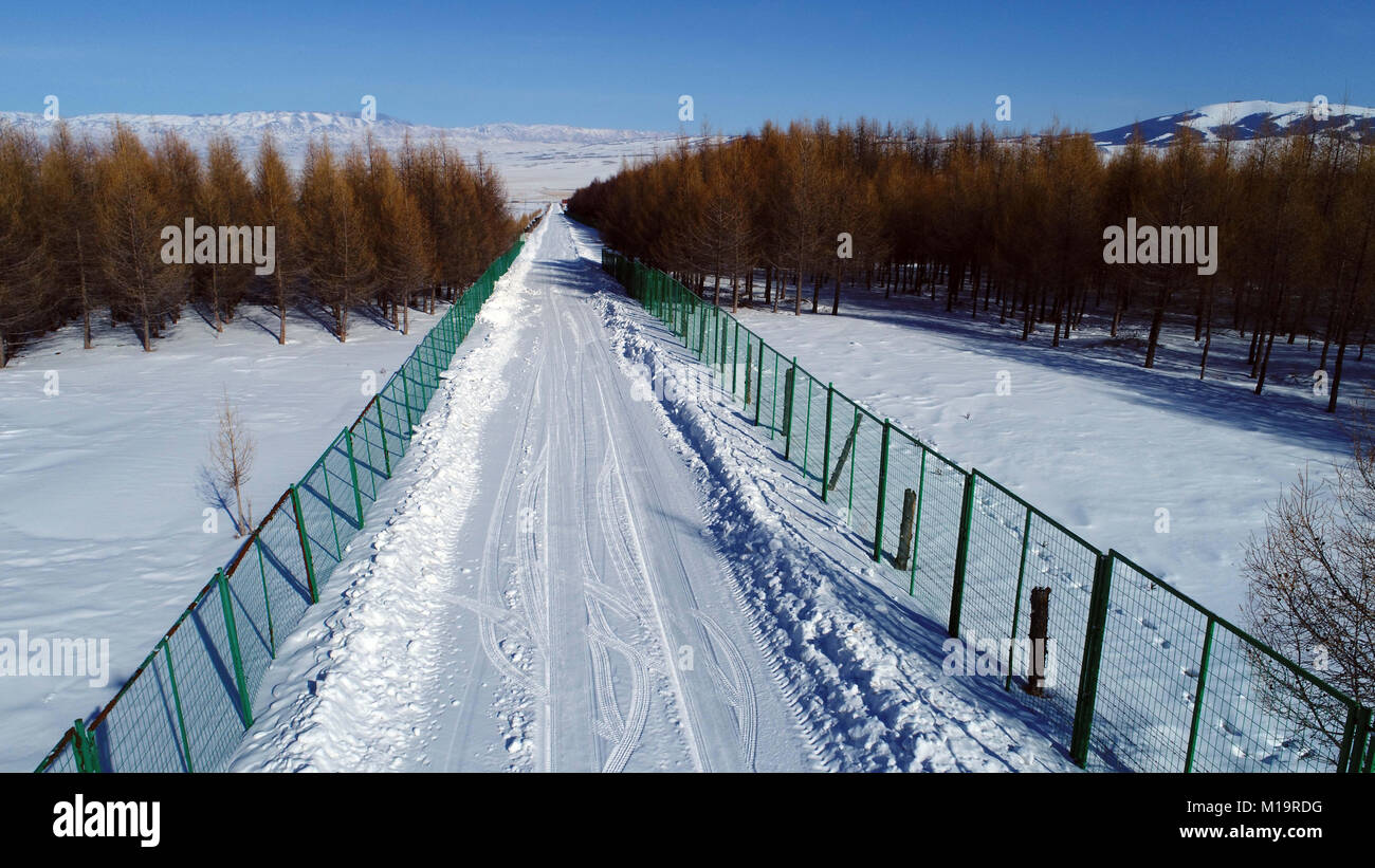 Xinjiang, Xinjiang, Cina. 28 gen, 2018. Xinjiang, Cina-28th Gennaio 2018:paesaggio invernale del Tian Shan nel nord-ovest della Cina di Xinjiang. Il Tian Shan, noto anche come Tengri Tagh, significato le montagne del cielo o la Montagna celeste, è un vasto sistema di gamme della montagna si trova in Asia centrale. Credito: SIPA Asia/ZUMA filo/Alamy Live News Foto Stock