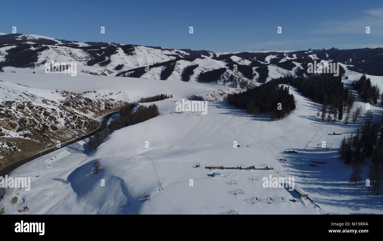 Xinjiang, Xinjiang, Cina. 28 gen, 2018. Xinjiang, Cina-28th Gennaio 2018:paesaggio invernale del Tian Shan nel nord-ovest della Cina di Xinjiang. Il Tian Shan, noto anche come Tengri Tagh, significato le montagne del cielo o la Montagna celeste, è un vasto sistema di gamme della montagna si trova in Asia centrale. Credito: SIPA Asia/ZUMA filo/Alamy Live News Foto Stock