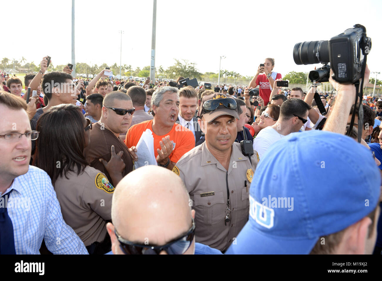 MIAMI, FL - febbraio 05: David Beckham ha tagliato il suo visita breve come egli è swarmed dai media e appassionati come lui fa una visita speciale con più di 300 bambini da Miami-Dade della gioventù di programmi di calcio a Kendall Soccer Park il 5 febbraio 2014 a Miami in Florida Persone: David Beckham Foto Stock