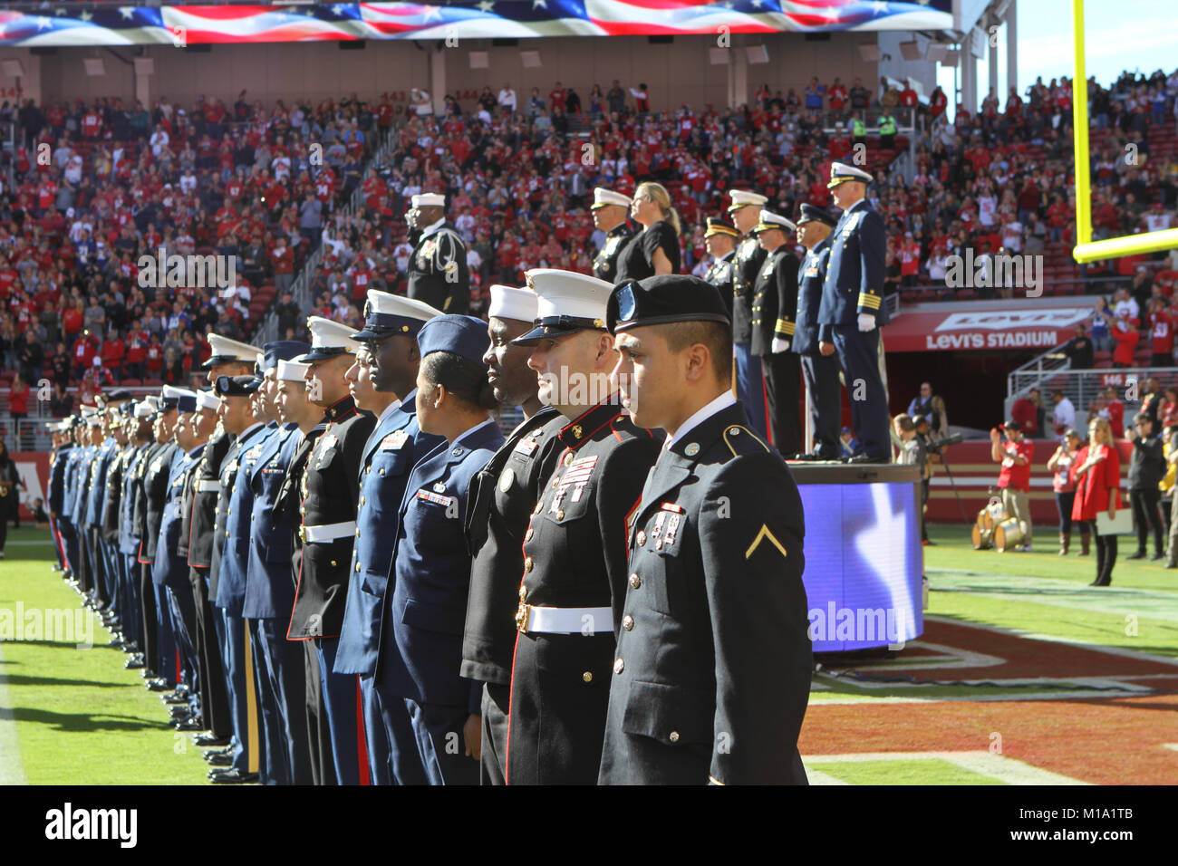 Saluto a servizio a Levi's Stadium di Santa Clara, California, il 9 novembre 12 durante la San Francisco 49ers vs. New York Giants gioco Foto Stock