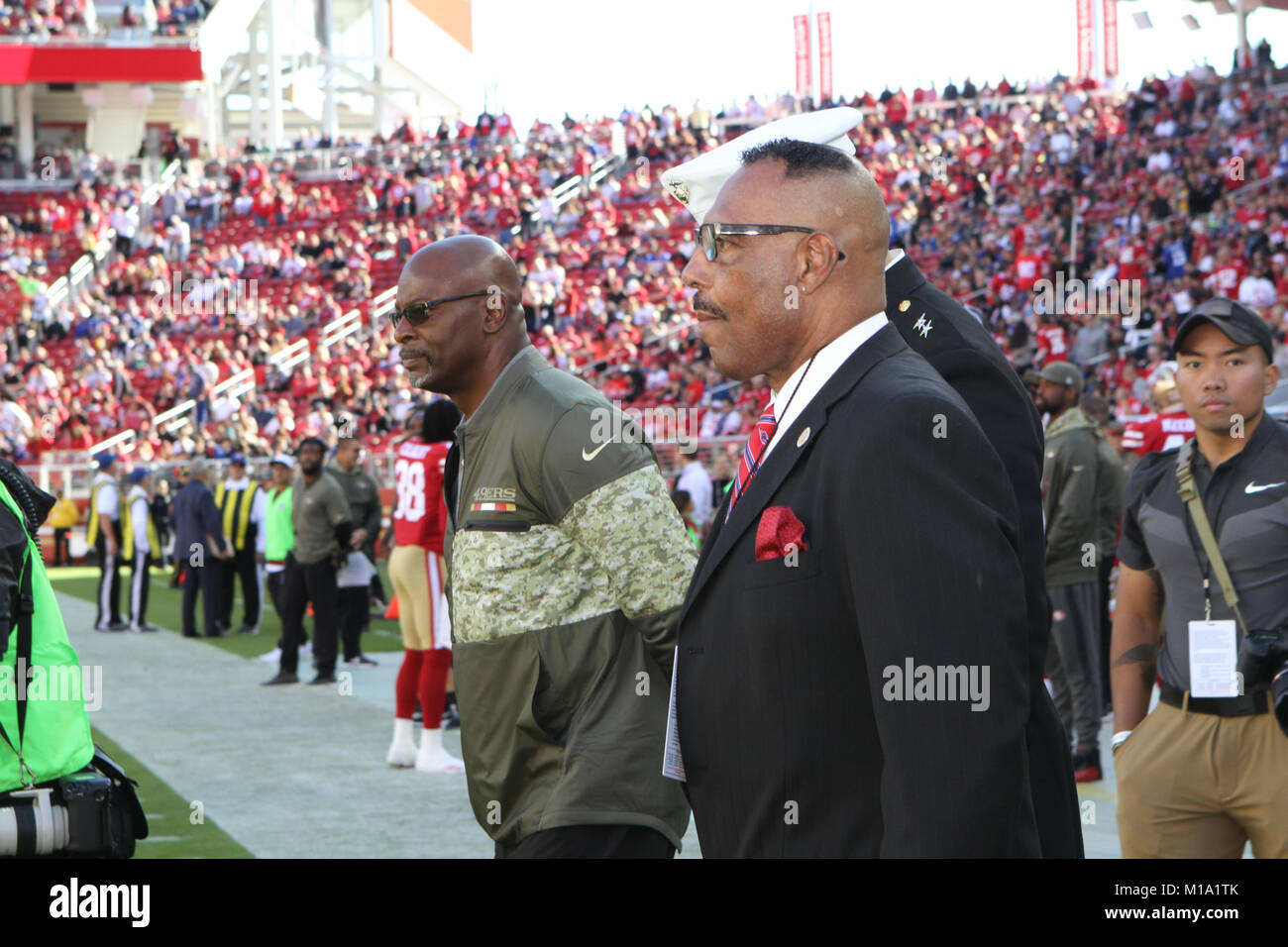 Saluto a servizio a Levi's Stadium di Santa Clara, California, il 9 novembre 12 durante la San Francisco 49ers vs. New York Giants gioco Foto Stock