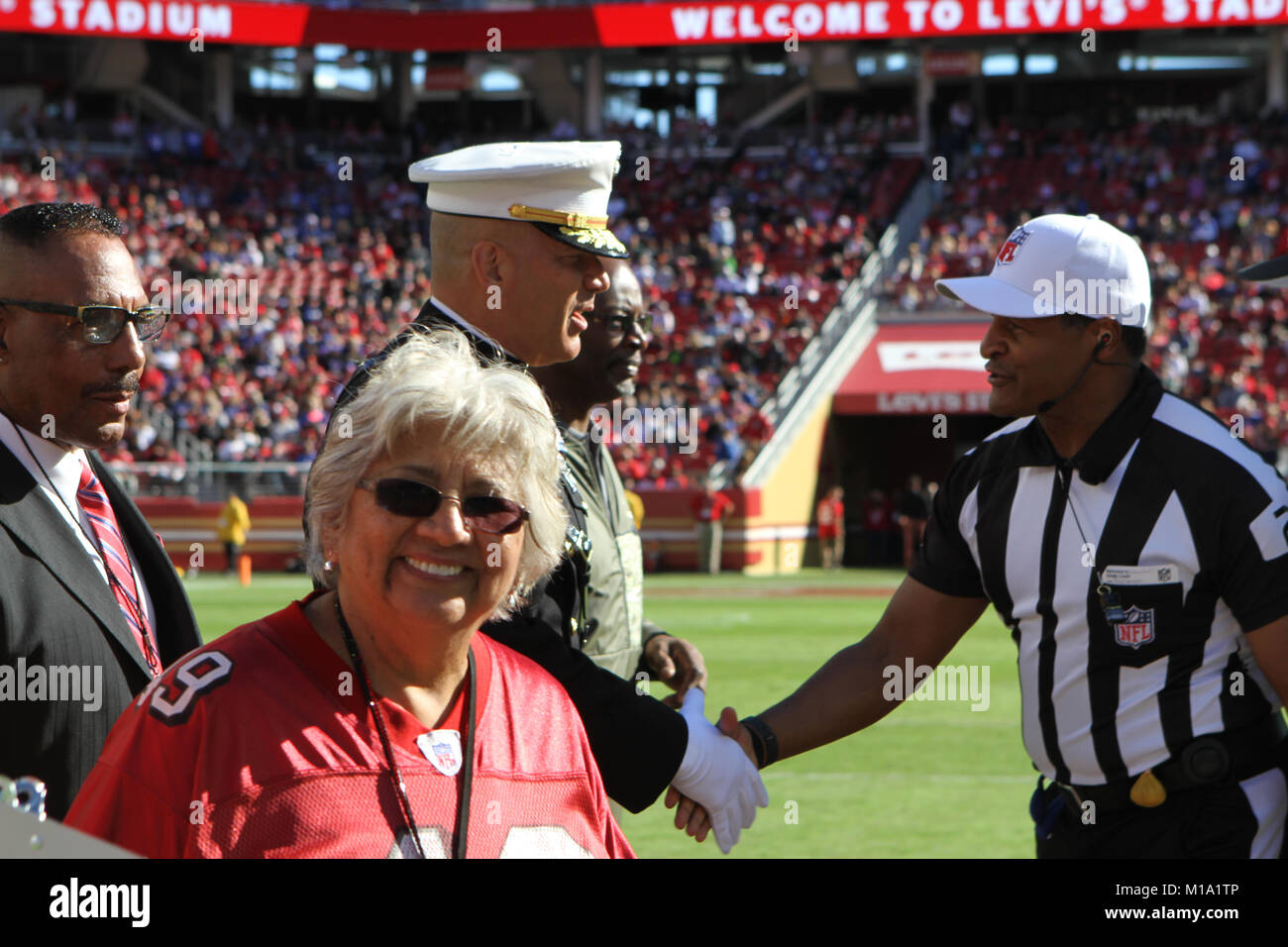 Saluto a servizio a Levi's Stadium di Santa Clara, California, il 9 novembre 12 durante la San Francisco 49ers vs. New York Giants gioco Foto Stock