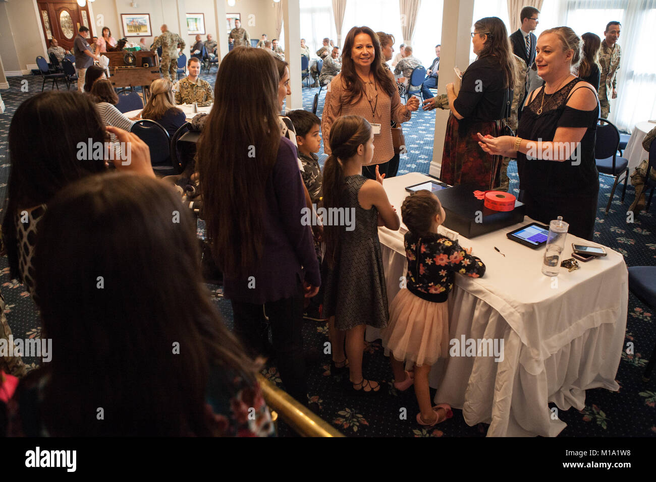 I leader della comunità unisciti a California nazionale soldati di guardia, avieri e membri della famiglia delle truppe dispiegate per un apprezzamento del Ringraziamento pranzo nov. 16, 2017, a forze congiunte Training Base Los Alamitos, California. La manifestazione è il suo quattordicesimo anno. (Air National Guard foto di Senior Airman Crystal Housman) Foto Stock