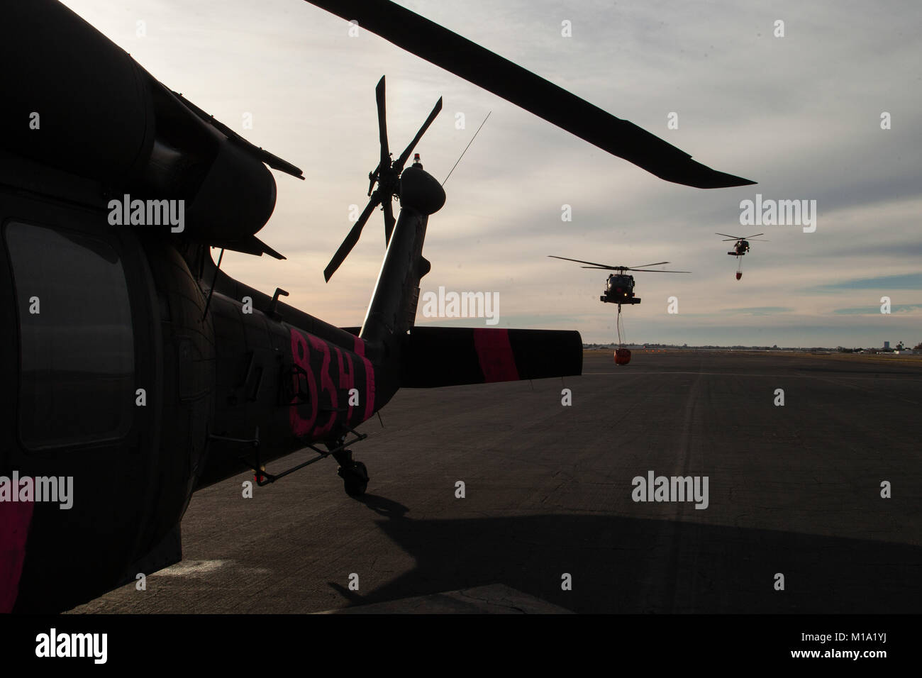 California la Guardia Nazionale UH-60 Black Hawk elicotteri da B Company, 1° Battaglione, centoquarantesimo reggimento di aviazione, tornare a Camarillo Airport in Camarillo, California, Domenica, Dicembre 10, 2017, dopo la realizzazione di gocce di acqua su Thomas fuoco nella Contea di Ventura. (U.S. Air National Guard foto di Senior Airman Crystal Housman) Foto Stock
