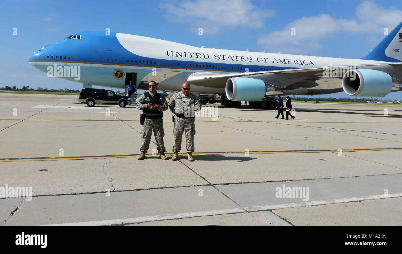 Le forze di sicurezza di soldati a forze congiunte training base a Los Alamitos ha avuto l'opportunità di lavorare come perimetro interno sicurezza fianco a fianco con il servizio segreto quando il Presidente Barack Obama è arrivato in Air Force One Giugno 14, 2014 Foto Stock