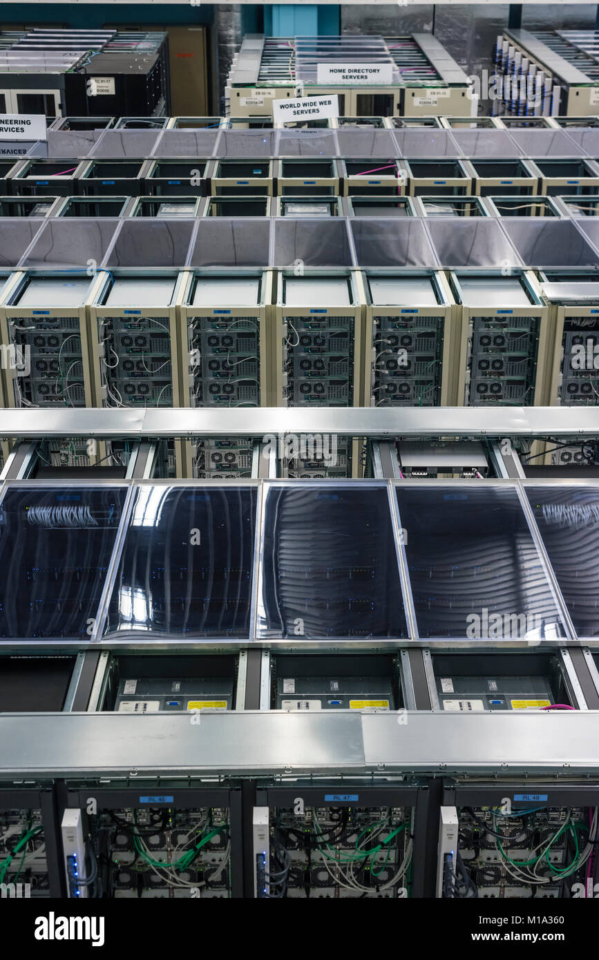 Ginevra, Svizzera - 26 GEN 2018: Server presso il data center dell'Organizzazione europea per la ricerca nucleare (CERN) a Ginevra, Svizzera. Foto Stock