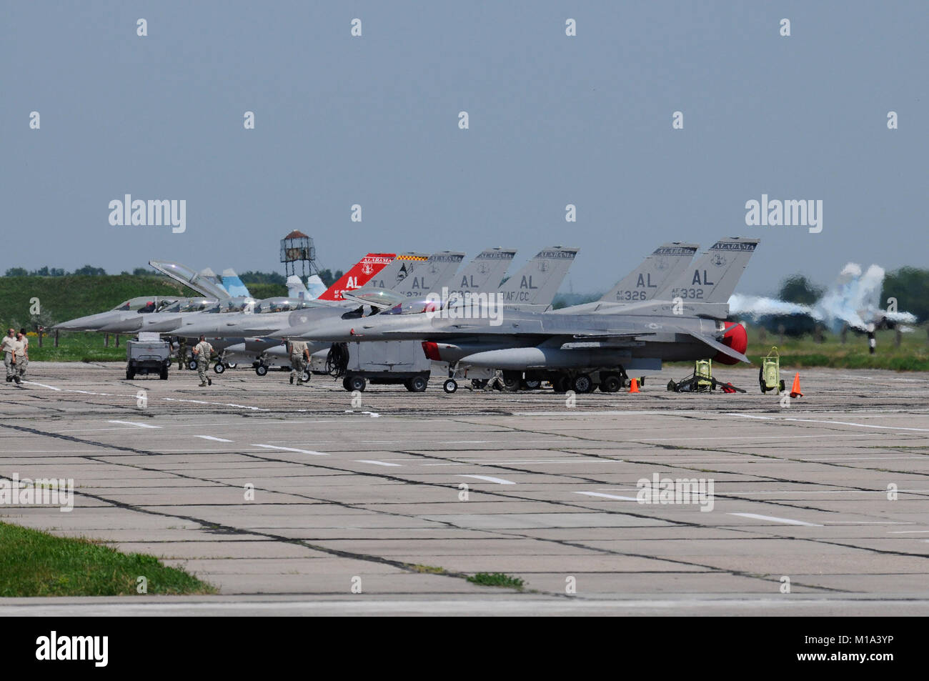 110719-Z-VM449-051 allineati e pronti ad andare, sette Air National Guard F-16C/Ds sedersi sulla rampa a Mirgorod Air Base dell'Ucraina. . La Air National Guard è in Ucraina il supporto di SAFE SKIES 2011, una settimana 2-multinazionali evento battenti la preparazione di Ucraina e Polonia per proteggere al meglio il loro spazio aereo durante il 2012 EUROPCUP. (U.S. Air Force Foto di Tech. Sgt. Charles Vaughn, 144 FW/PA / rilasciato) Foto Stock