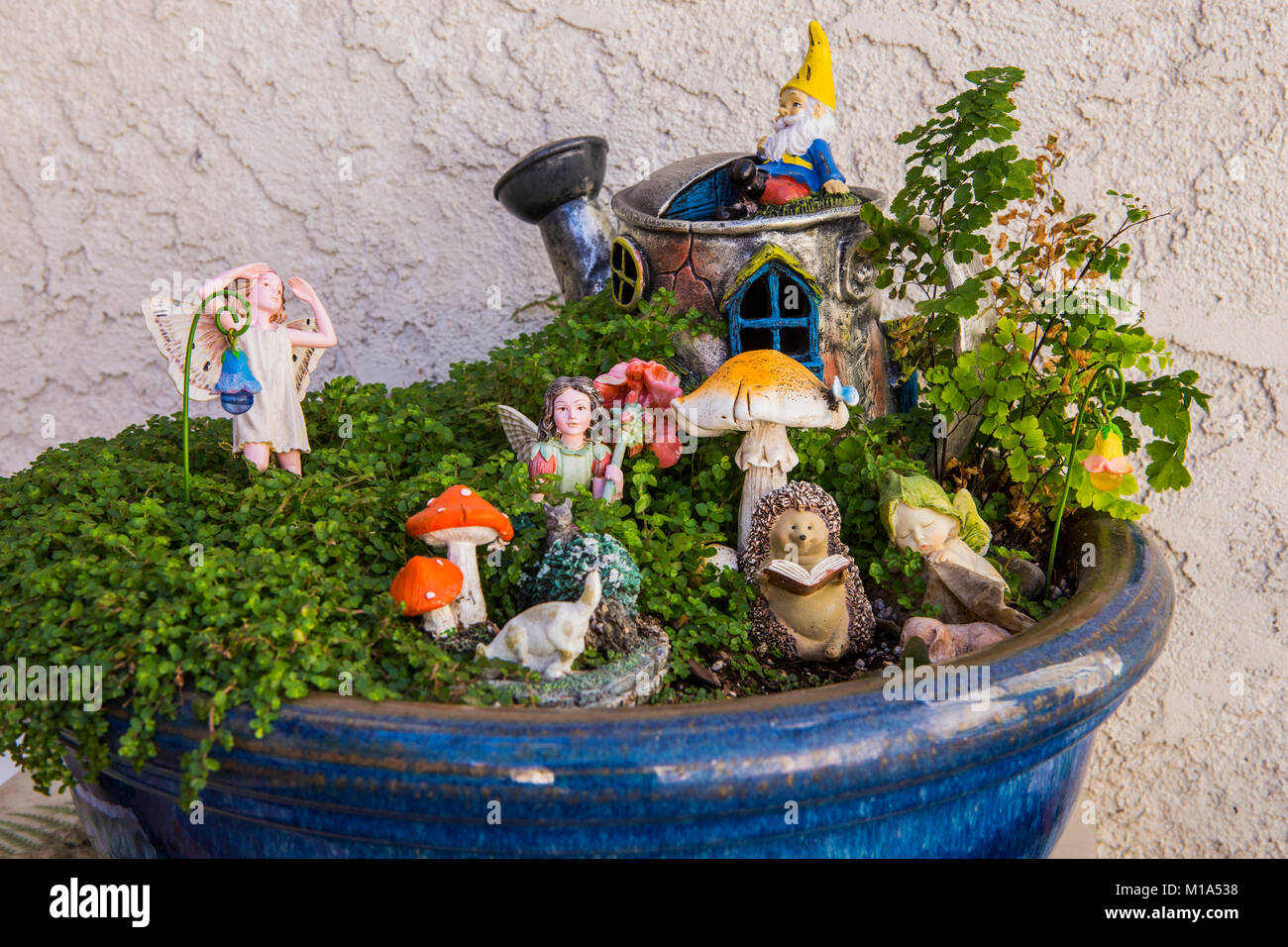 Miniatura magica fata misterioso giardino su un patio in un contenitore incapsulato Foto Stock