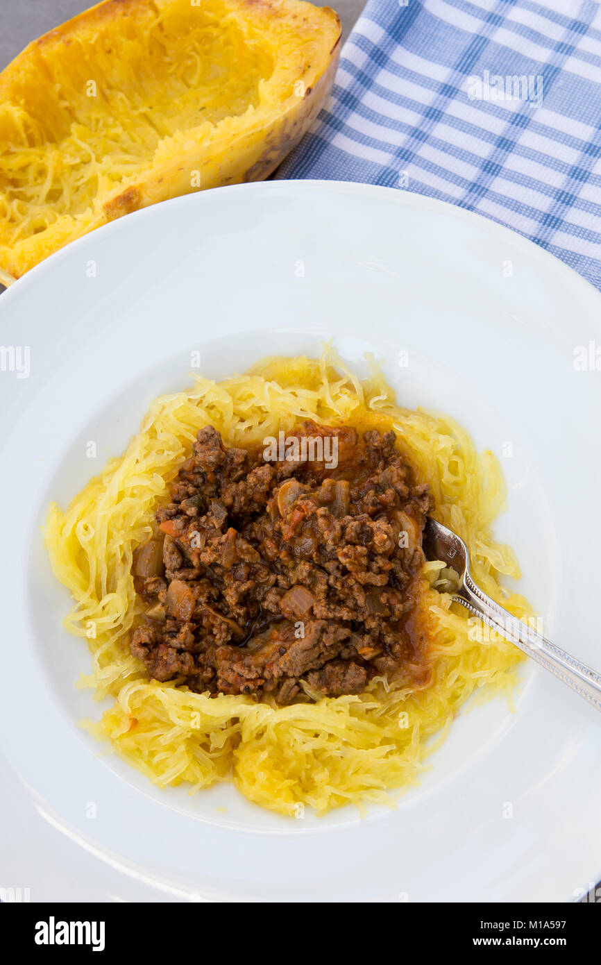 Arrosto di Zucca spaghetti servita con fatti in casa al sugo di carne in una ciotola bianco Foto Stock