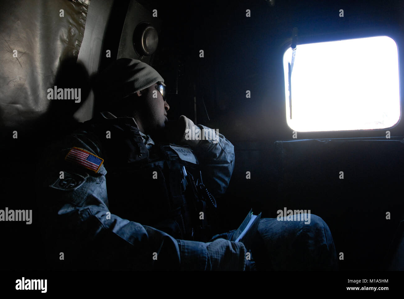 Il personale Sgt. Garrick Whitley, la ricognizione non commissionato officer in carica dal 95th civile il Team di supporto, California Army National Guard, conduce un controllo radio mentre cavalcate un BV-206 per tutti i tipi di terreni e di personale di supporto per apparecchiature per la simulazione di una terrorista domestico lab mentre partecipanti all'operazione Red Snow Febbraio 16, 2012 a U.S. Marine Corps Mountain Warfare Training Center vicino a Bridgeport, California Operazione neve rossa è un multi-agenzia chimico, biologico, radiologico e nucleare minaccia esercizio di risposta per rafforzare il partenariato tra federali, statali e giurisdizione locale re Foto Stock