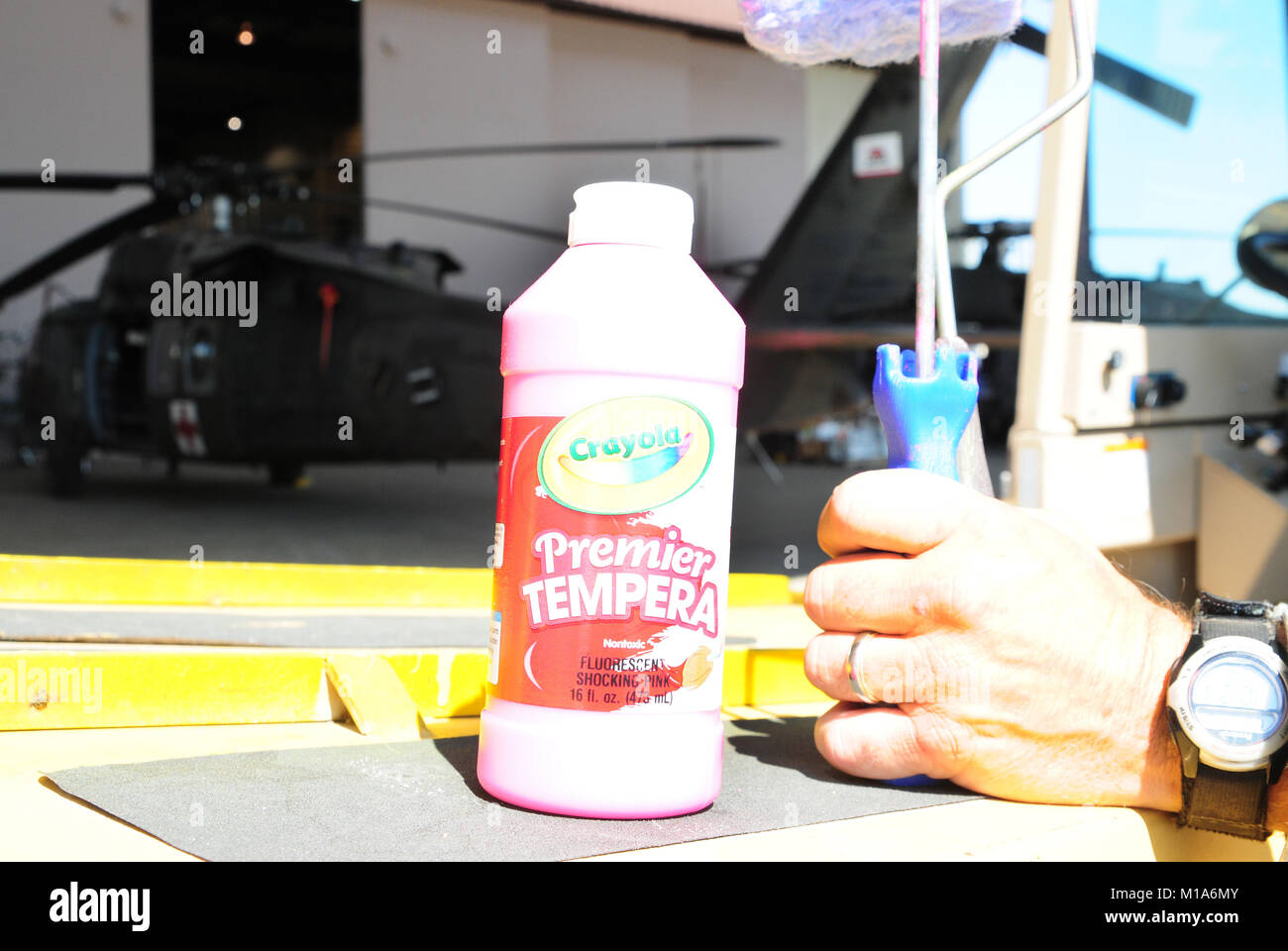 Una bottiglia di rosa fluorescente tempera sta per essere utilizzato su un California Army National Guard UH-60 Black Hawk 15 luglio per i ladri incendio in Placer County, California Porzioni dell'elicottero sono dipinte di rosa per una migliore visibilità, permettendo che gli equipaggi di terra dell'antenna e il comando a una migliore comunicazione e di coordinamento per combattere il Wildfire. Una volta che la missione è completa, la vernice lavabile interamente. I Briganti il fuoco consumava più di 1.500 acri e minacciato 170 residences nei suoi primi quattro giorni. (Esercito Guardia Nazionale foto/SPC. Eddie Siguenza.) Foto Stock