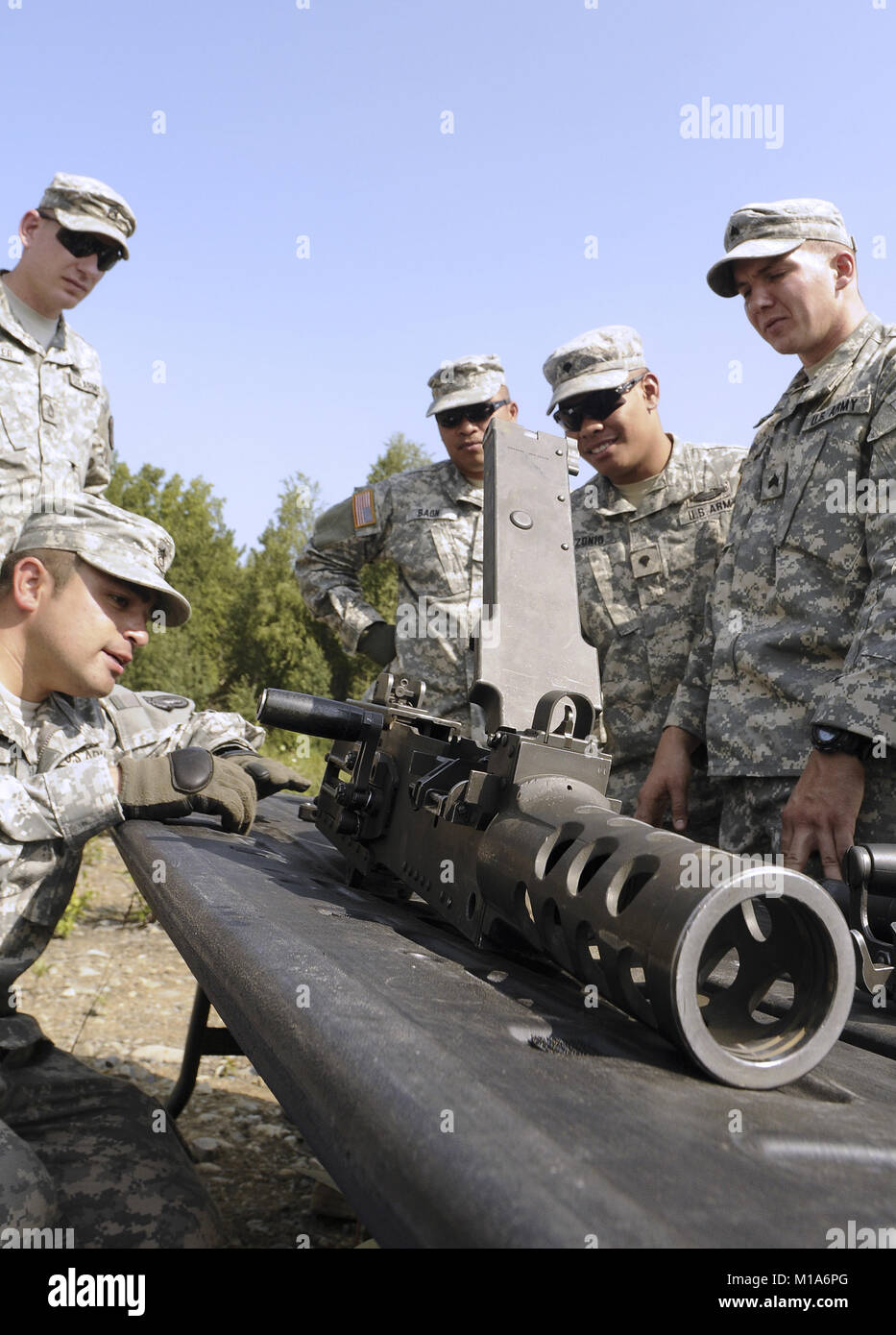 BASE COMUNE ELMENDORF-Richardson, Alaska -- soldati dalla protezione nazionale della California 95th civile del Team di supporto (armi di distruzione di massa e la 95th Chemical Company, 2d'Ingegnere brigata, condurre operazioni congiunte a LZ Ranger su JBER-Richardson Luglio 19. Come Alaska della propria 103 CST (ADM), il team californiano è compreso dell esercito e aria guardie nazionali, addestrati in NBC e identificazione di materiali pericolosi, di valutazione e di campionamento. La loro missione principale è quello di fornire un primo supporto responder alle autorità civili in materia di NBC, HAZMAT e altri gravi incidenti. La settimana di formazione Foto Stock