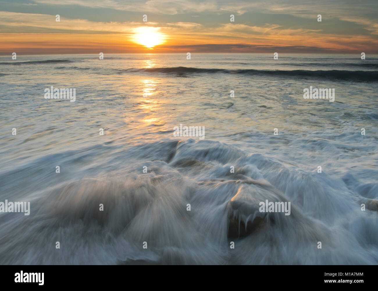 Il tramonto e il surf, La Jolla, California Foto Stock