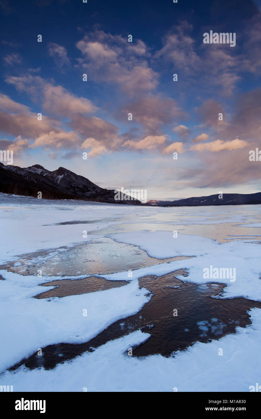 In inverno i modelli di ghiaccio, Lago di Abramo, Canadian Rockies, Alberta, Canada Foto Stock