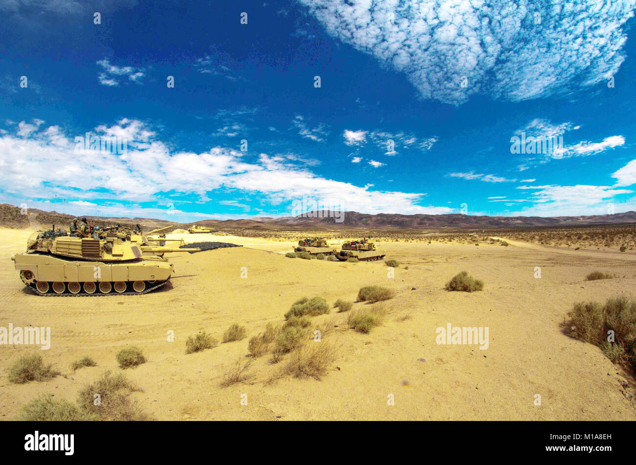 NTC FORT IRWIN - M-1 Abrams serbatoi appartenenti al primo battaglione, 185th Armor Regiment (bracci combinato Battation) linea fino in diretta su un intervallo di cottura al Centro Nazionale di Allenamento Fort Irwin. I 185 soldati della cabina operando le vasche sono state conducendo le tabelle di cottura come parte della loro formazione annuale per la California Esercito nazionale di protezione. (U.S. Esercito foto di Sgt. Jack Nevada Smith) Foto Stock