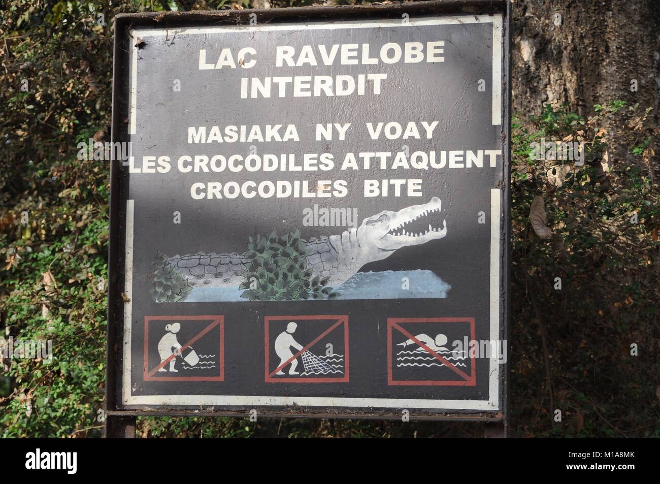 Coccodrilli BOCCONE ! Cartello al lago Ravelobe, ANKARAFANTSIKA, MADAGASCAR Foto Stock