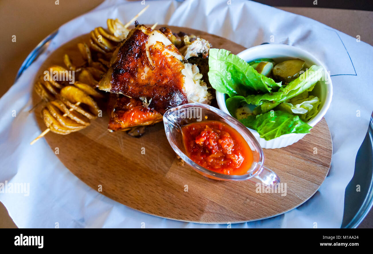 Deliziosa grill-il pollo al forno con salsa piccante e insalata mista Foto Stock