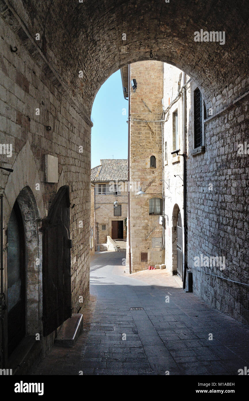 Via medievale italiano nella città sulla collina di Assisi. La tradizionale italiano medievale centro storico in Umbria. Italia Foto Stock