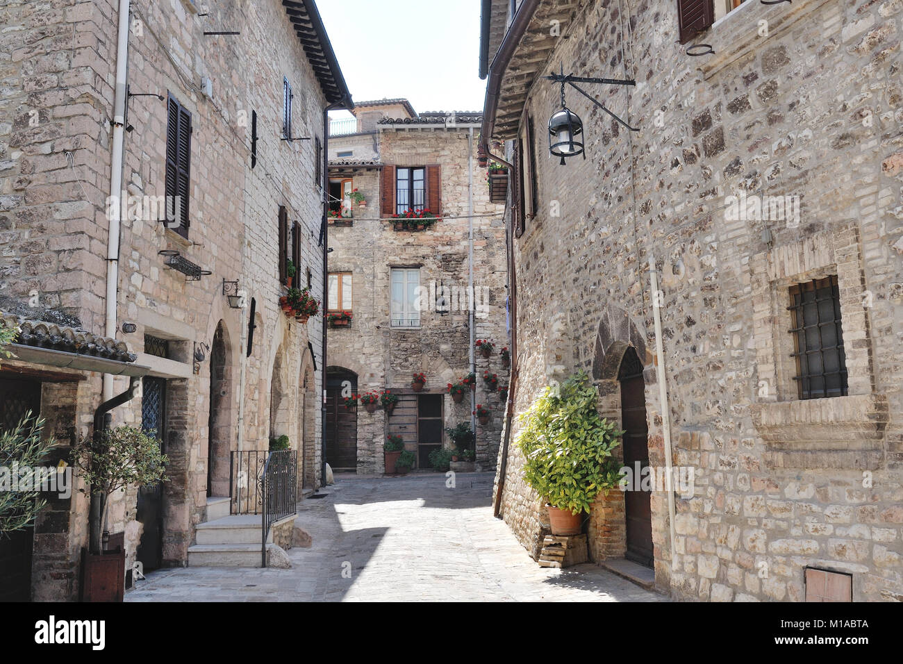 Via medievale italiano nella città sulla collina di Assisi. La tradizionale italiano medievale centro storico in Umbria. Italia Foto Stock