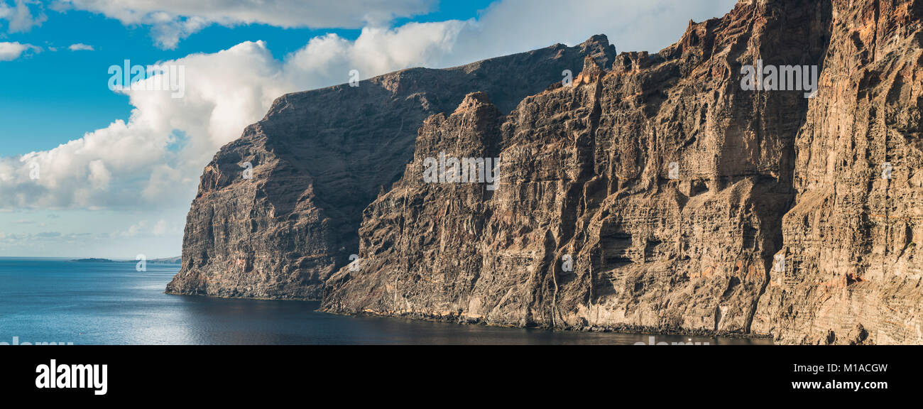 Le enormi scogliere di mafic flussi di lava tagliata da numerose dighe a Los Gigantes, Tenerife, Isole Canarie, Spagna Foto Stock