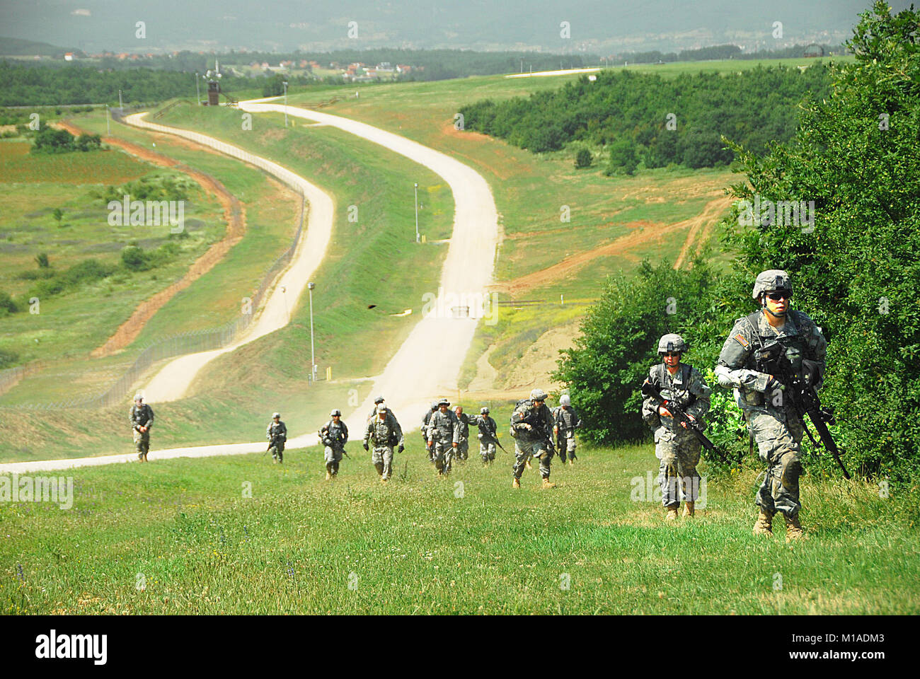 090609-A-9115W-063 studenti da WLC escursione per la parte superiore della collina di Radar per chiamare in un MEDEVAC richiesta dopo essere 'aggredito' dalle forze nemiche. La formazione è stata parte del campo esercizio per il Guerriero Corso Leader di soldati. (U.S. Foto esercito/Sgt. 1st. Classe Paolo Wade) Foto Stock