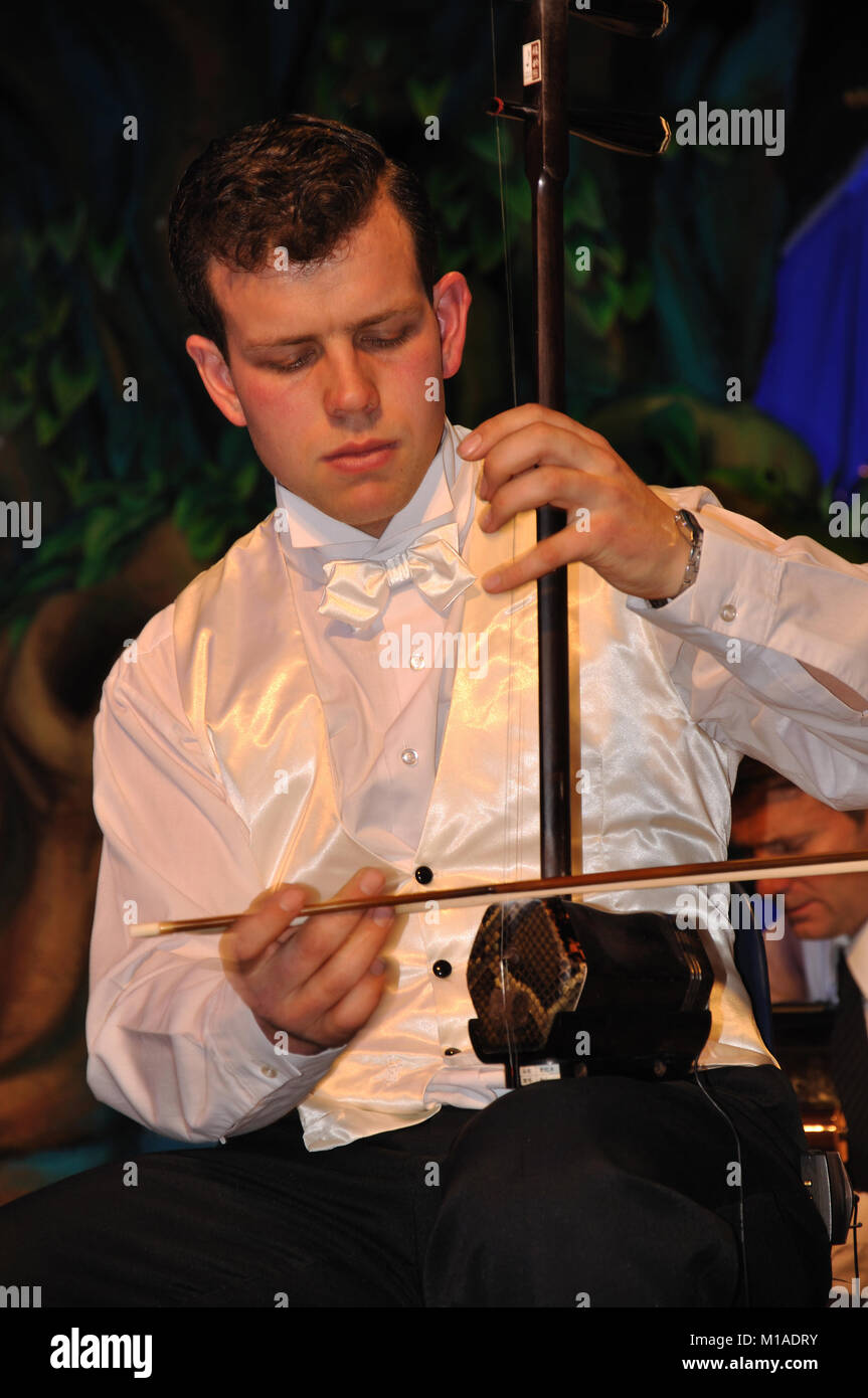 L'uomo la riproduzione di due-stringa il violino cinese, il erhu Foto Stock