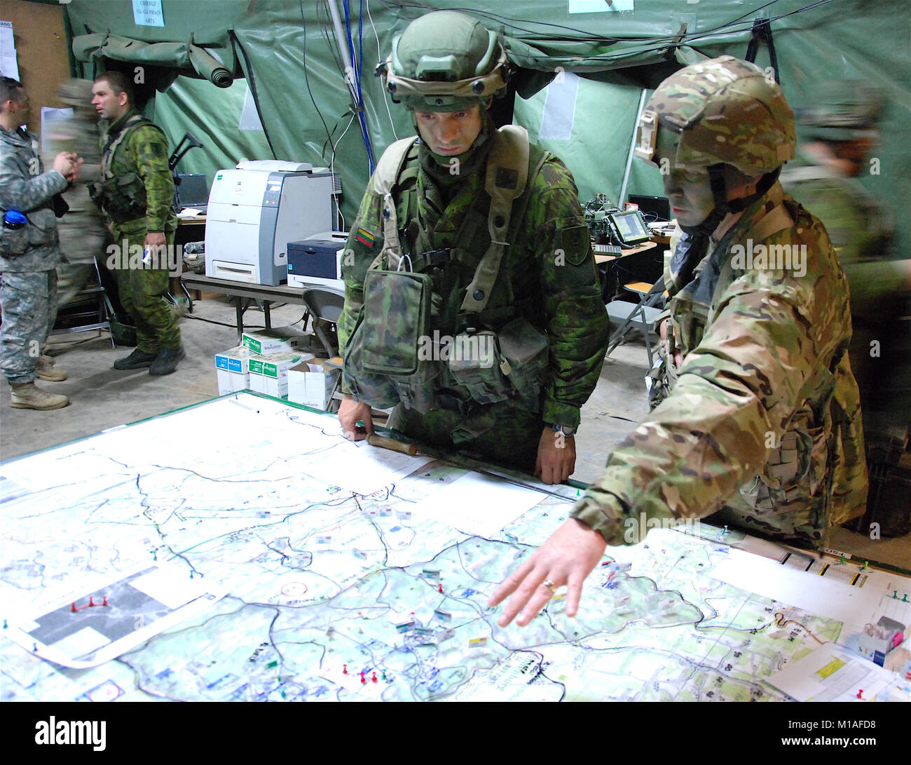 Più di 60 i soldati della guardia Cal il quarantesimo divisione di fanteria servono come controllo più elevato (HICON) durante l'esercizio Allied spirito V a 7 Esercito di formazione del comando Hohenfels Area Formazione, Germania, verso la fine di settembre e i primi di ottobre 2016. I soldati stanno fornendo la direzione e la competenza per le unità militari da 8 nazioni della NATO, tra cui diversi Stati Uniti active duty e componente di riserva personale. Gli Stati Uniti Esercito in Europa la formazione coinvolge più di 2.500 partecipanti al lavoro per rafforzare la tattica di interoperabilità e testare le comunicazioni protette tra i membri della NATO e i paesi partner. (U.S. Foto Stock