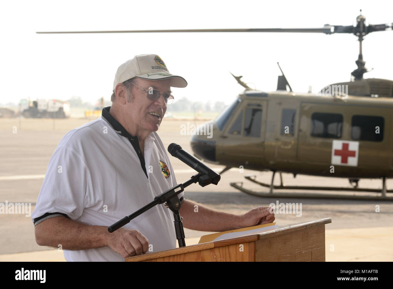 Veteran's sono stati onorati al 2016 veterani del giorno rispetto al campo Mather, California. I membri del pubblico hanno guardato come una grande placca, onorando i piloti, i membri dell'equipaggio, il personale di manutenzione e il personale medico che ha servito durante la guerra del Vietnam, è stato consegnato da un UH-1 Huey helicoptor. Veteran's erano anche onorato con un perno speciale recogonizing il loro servizio per il loro paese. Foto di US Air Force Master Sgt. David J. Loeffler. Foto Stock