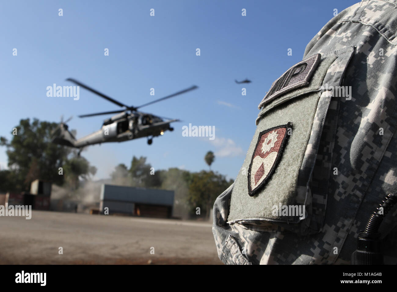 Un esercito di California Guardsman nazionale da la 270Polizia Militare Company, 49th Polizia Militare brigata, occhi un UH-60 Black Hawk preparazione a terra in Los Angeles' Federal Emergency Management Agency (FEMA) Sede, California Task Force I, durante la vigile protezione 17. Vigili Guard è una massa-casualty esercizio condotti in vari Stati membri. Questo particolare evento ha coinciso con il Nevada esercito nazionale della guardia guardia vigile. (Esercito Guardia Nazionale foto/Staff Sgt. Eddie Siguenza.) Foto Stock