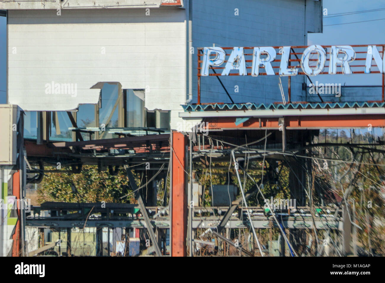 (16 gennaio, 2016 Namie, Fukushima, Giappone) un pachinko (flipper giapponese del gioco meccanico) Parlor distrutta dal disastro dello tsunami in ex area evacuati, Namie-città, Fukushima 2016. Questo salone è stata distrutta dal disastro dello tsunami del 11 marzo, 2011 ma non da Fukushima Daiich catastrofe nucleare. La ricostruzione della città Namie dalle conseguenze dello tsunami è stato il ritardo dovuto al suo status di zona di evacuazione tuttavia da 31, Marzo 2017 in poi, rimpatriati sono in grado di vivere in aree decontaminato in giù. Foto Stock