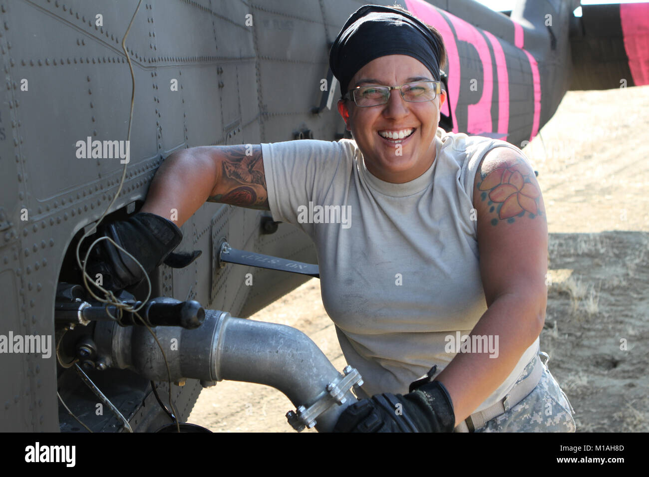 Spc. Nichelle Navarro dalla società Eco, 1° Battaglione, centoquarantesimo reggimento di aviazione, California Army National Guard, pompe del combustibile in un UH-60 Black Hawk luglio 13 al Coalinga Municipal Airport, Fresno County, California, come aria CalGuard attivi erano chiamati a combattere la garza Fire a metà luglio 2017. (Esercito Guardia Nazionale foto/Staff Sgt. Eddie Siguenza.) Foto Stock