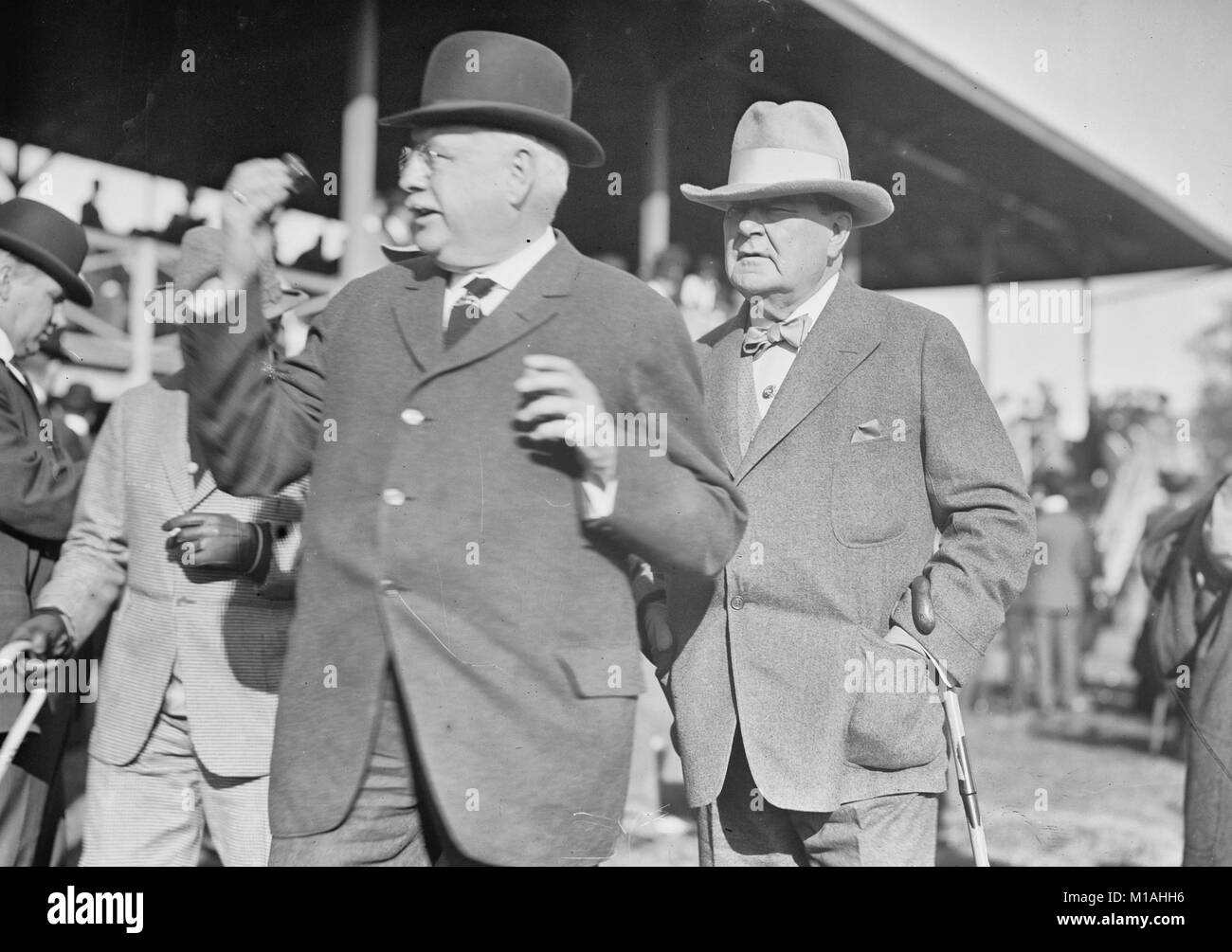 "Diamond Jim' Brady (destra), circa 1910 Foto Stock