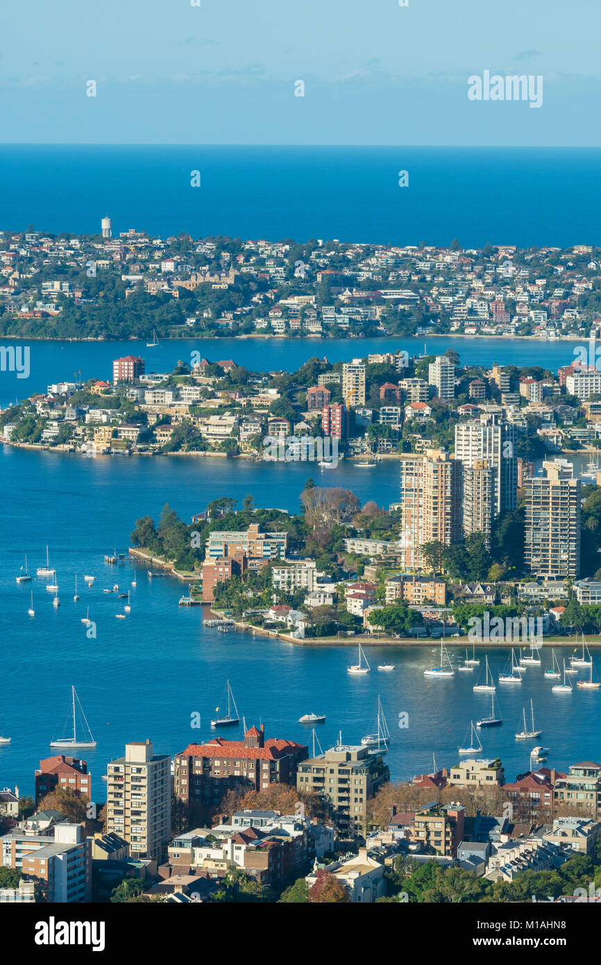 Case e appartamenti lungo la sponda del porto di Sydney Foto Stock