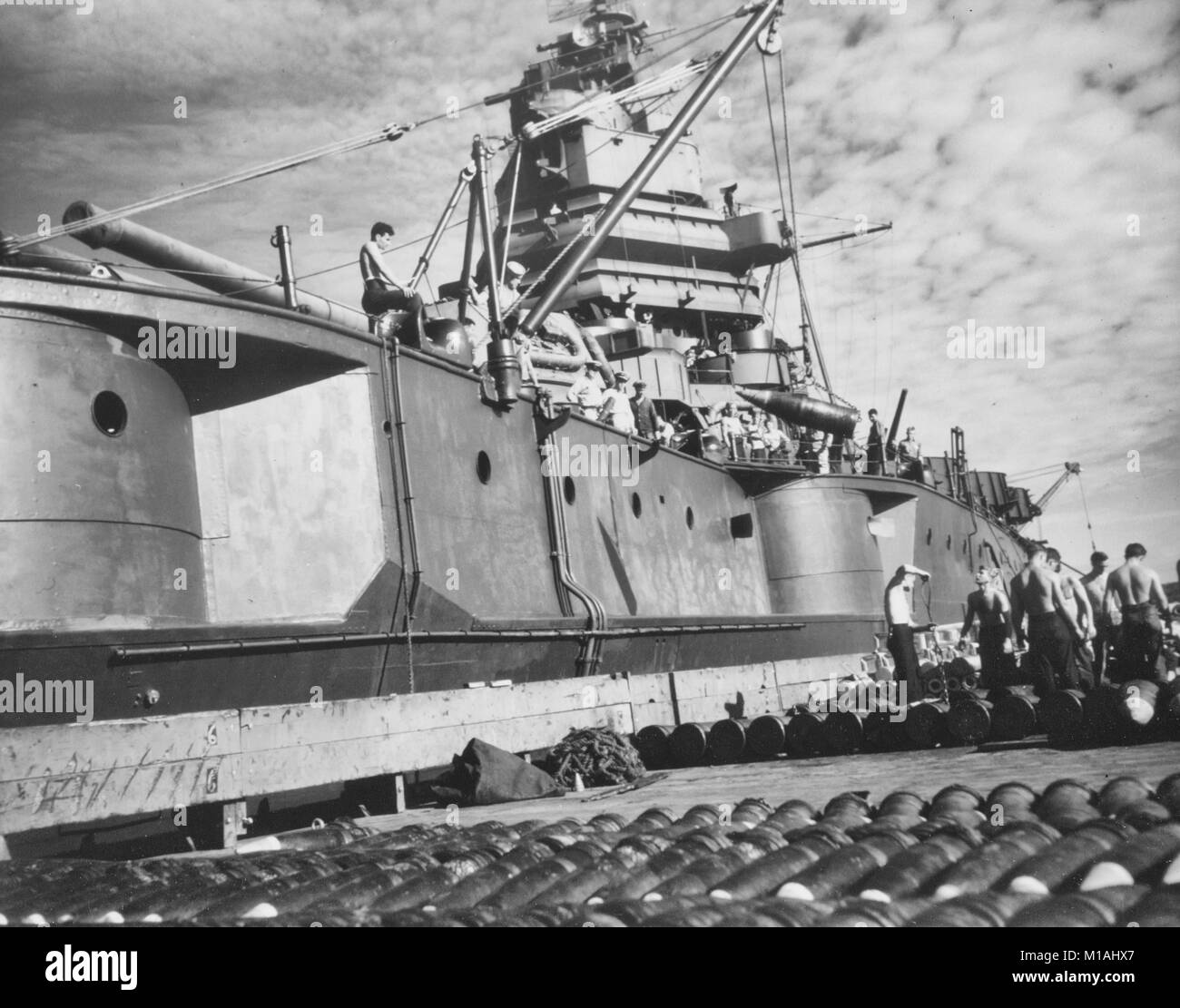 USS Nuovo Messico (BB-40) Caricamento 14' i serbatoi per il suo successivo funzionamento, nel Pacifico, circa inizio-metà 1944. Foto Stock