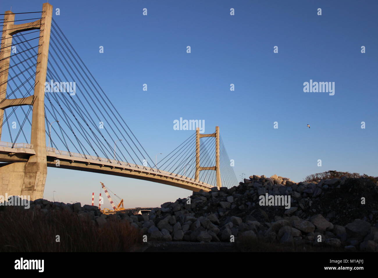 4 Novembre 2015 , Soma, Fukushima, Giappone, macerie montagna vicino al ponte Matsukawaura, Soma, Fukushima Giappone. Foto Stock