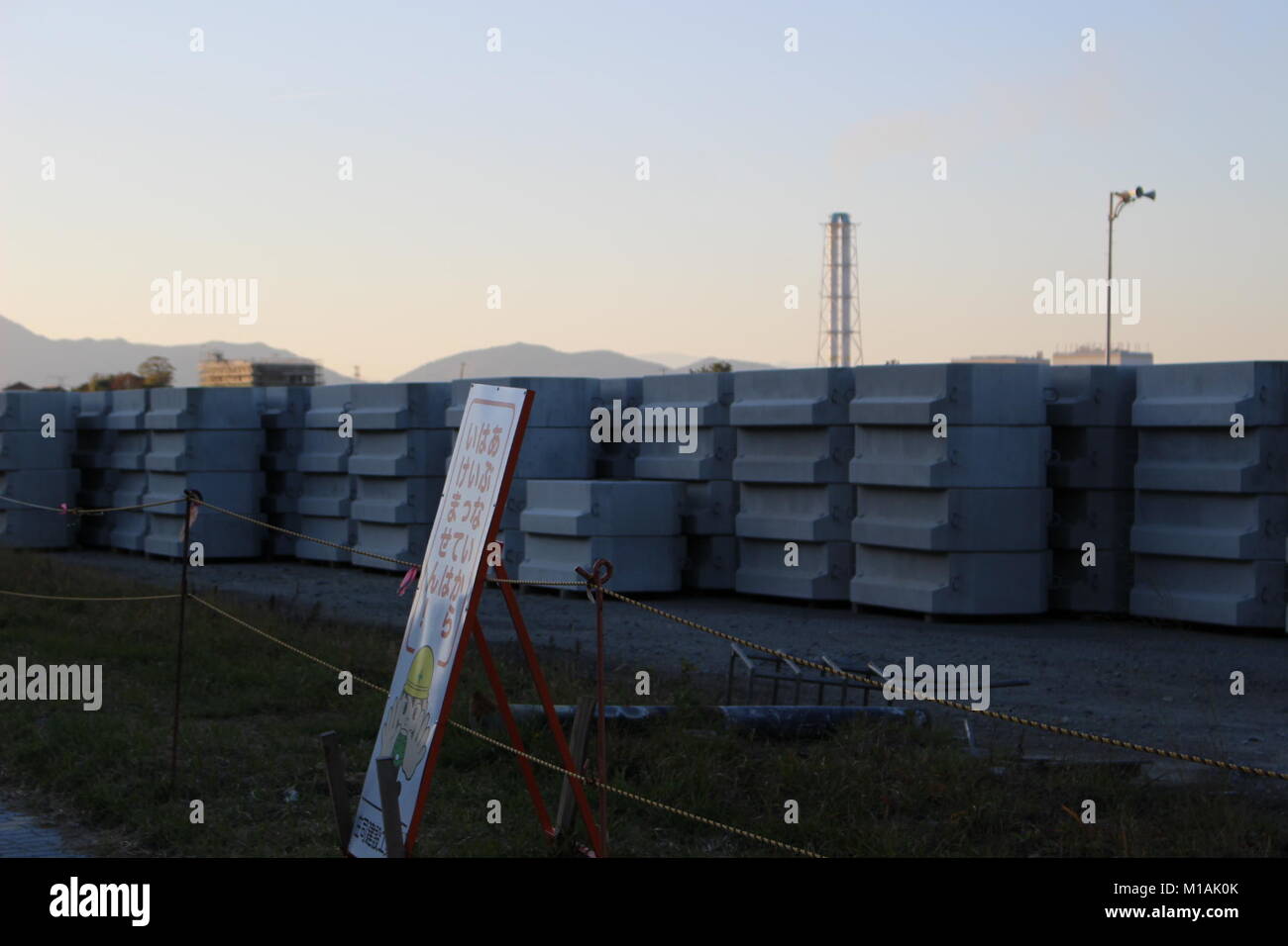 (4 novembre 2015 , Soma, Fukushima, Giappone) Tsunami area danneggiata e la spiaggia in costruzione nella zona Matsukawaura, Soma, Fukushima, Giappone. Grazie alla protezione contro possibili Tsunami, Soma city è stato la costruzione di pareti in spiaggia. Prima del disastro questa zona di fronte alla spiaggia è stato quartiere residenziale tuttavia tsunami distrutto le case e i residenti locali a sinistra del loro habitat. La spiaggia è stata chiusa per il nuoto a causa del processo di decontaminazione e la ricostruzione della zona danneggiata. Foto Stock