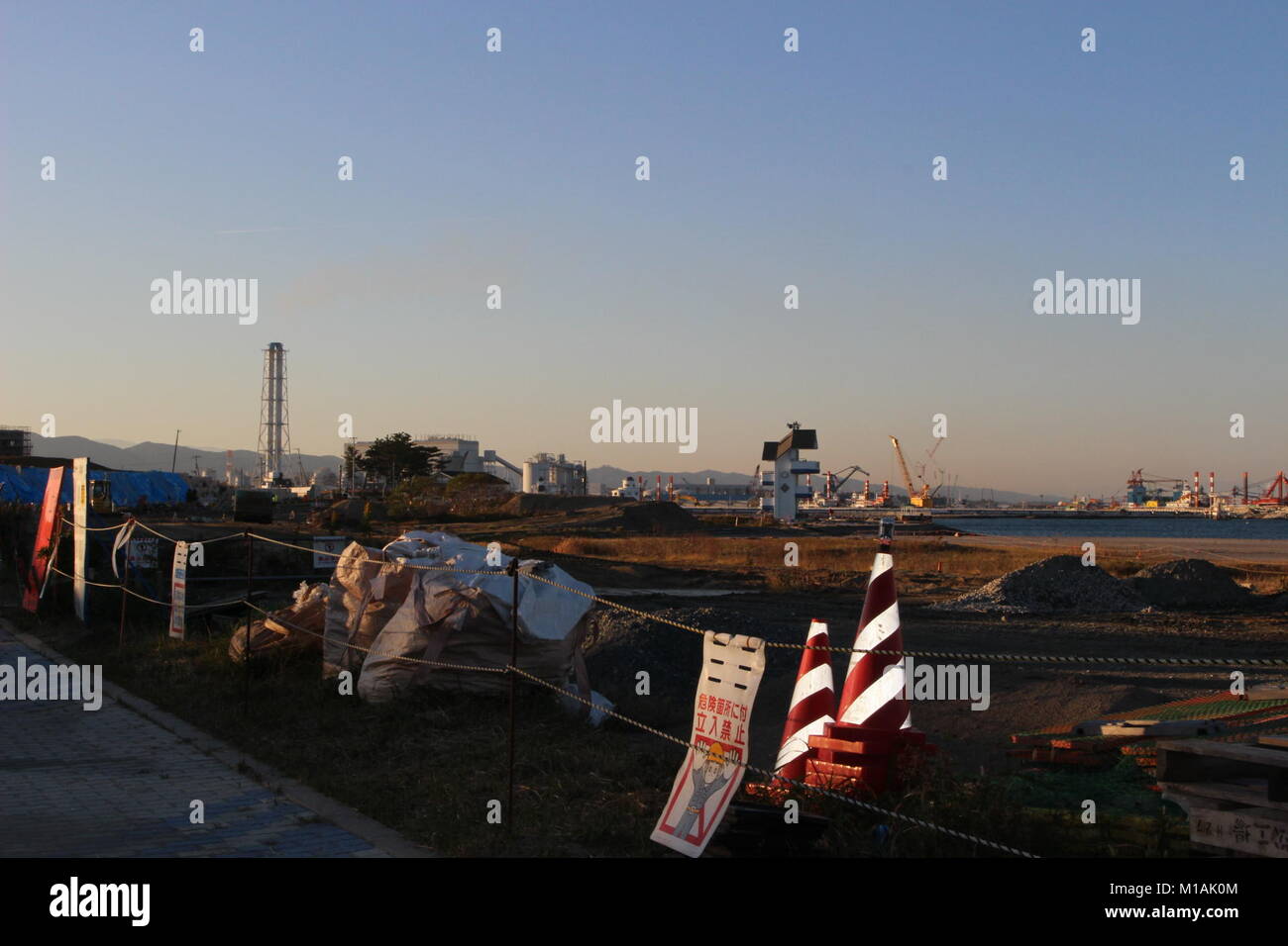 (4 novembre 2015 , Soma, Fukushima, Giappone) Tsunami area danneggiata e la spiaggia in costruzione nella zona Matsukawaura, Soma, Fukushima, Giappone. Grazie alla protezione contro possibili Tsunami, Soma city è stato la costruzione di pareti in spiaggia. Prima del disastro questa zona di fronte alla spiaggia è stato quartiere residenziale tuttavia tsunami distrutto le case e i residenti locali a sinistra del loro habitat. La spiaggia è stata chiusa per il nuoto a causa del processo di decontaminazione e la ricostruzione della zona danneggiata. Foto Stock