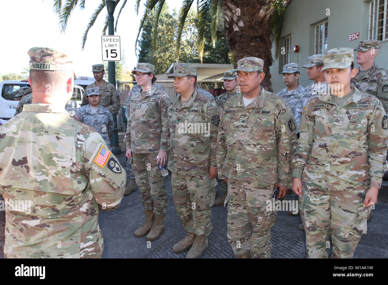 I soldati della 1040th Quartermaster Company e del 340th Brigade Sustainment Battalion ricevettero monete da brigata dalla 49th Military Police Brigade per prestazioni eccezionali durante gli incendi del 2017 nella California settentrionale al Sonoma Developmental Center di Glen Ellen. Foto Stock