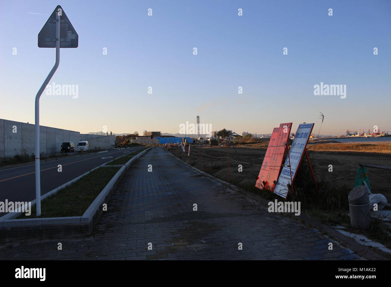 4 Novembre 2015 , Soma, Fukushima, Giappone, Tsunami break acqua costruzioni a Matsukawaura beach, Soma, Fukushima. Il distretto di fronte alla spiaggia di utilizzato per essere quella residenziale però dovuta alla catastrofe dello Tsunami nel 2011, la zona è stata devastata come risultato. Soma city è stata la costruzione del muro frangiflutti al fine di proteggere contro eventuali tsunami in futuro. Foto Stock