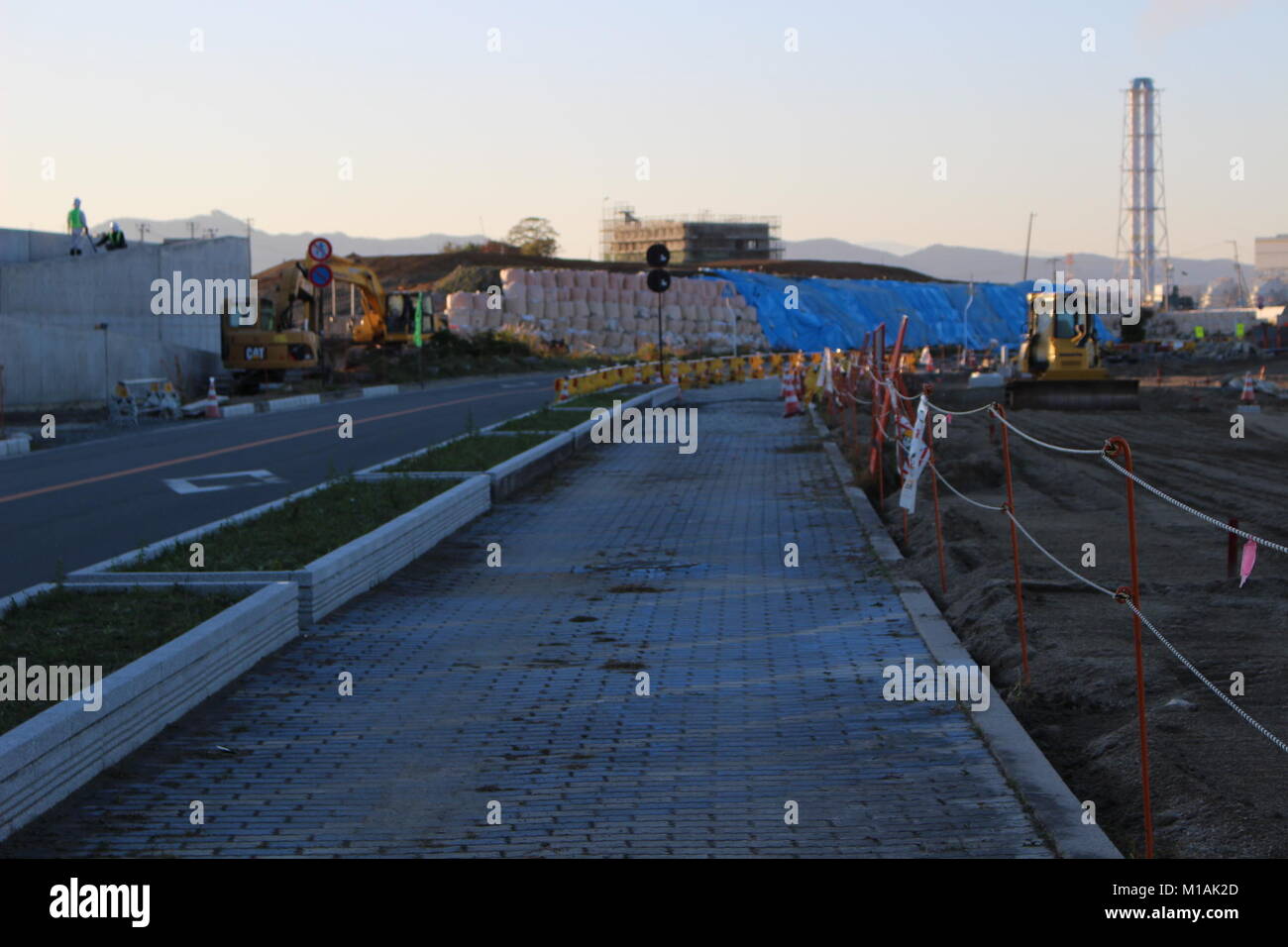 4 Novembre 2015 , Soma, Fukushima, Giappone, Tsunami break acqua costruzioni a Matsukawaura beach, Soma, Fukushima. Il distretto di fronte alla spiaggia di utilizzato per essere quella residenziale però dovuta alla catastrofe dello Tsunami nel 2011, la zona è stata devastata come risultato. Soma city è stata la costruzione del muro frangiflutti al fine di proteggere contro eventuali tsunami in futuro. Foto Stock