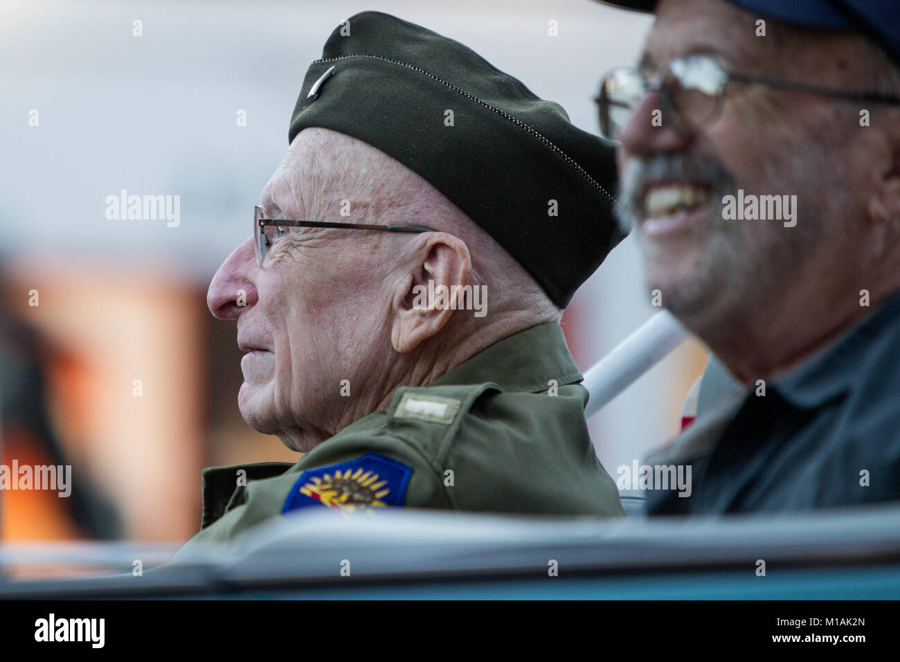1Lt. Donald B. Prell, una battaglia di Bulge superstite che è stato ferito e tenuto come un prigioniero di guerra durante la II Guerra Mondiale, passeggiate nella ventunesima edizione del Palm Springs veterani parata del giorno, nov. 11, 2017, in Palm Springs, California. Prell era con la 106ª Divisione di fanteria durante la II Guerra Mondiale, e poi servito con il quarantesimo divisione di fanteria della protezione nazionale della California. (Air National Guard foto di Senior Airman Crystal Housman) Foto Stock