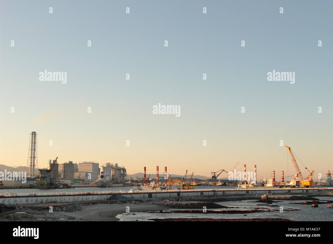 (4 novembre 2015 , Soma, Fukushima, Giappone) lunga vista di carbone Shinchi Centrale a energia termica da Matsukawaura Beach, Soma Giappone. La pianta di potere stazione è consisteva di 2 piante e uno di loro arrestato automaticamente nel momento del disastro Tsunami-Earthquake 2011. L'altro impianto era stato arrestato a causa di una manutenzione regolare. La pianta di potere è la distribuzione di energia sia per Tokyo e regione di Tohoku. Foto Stock