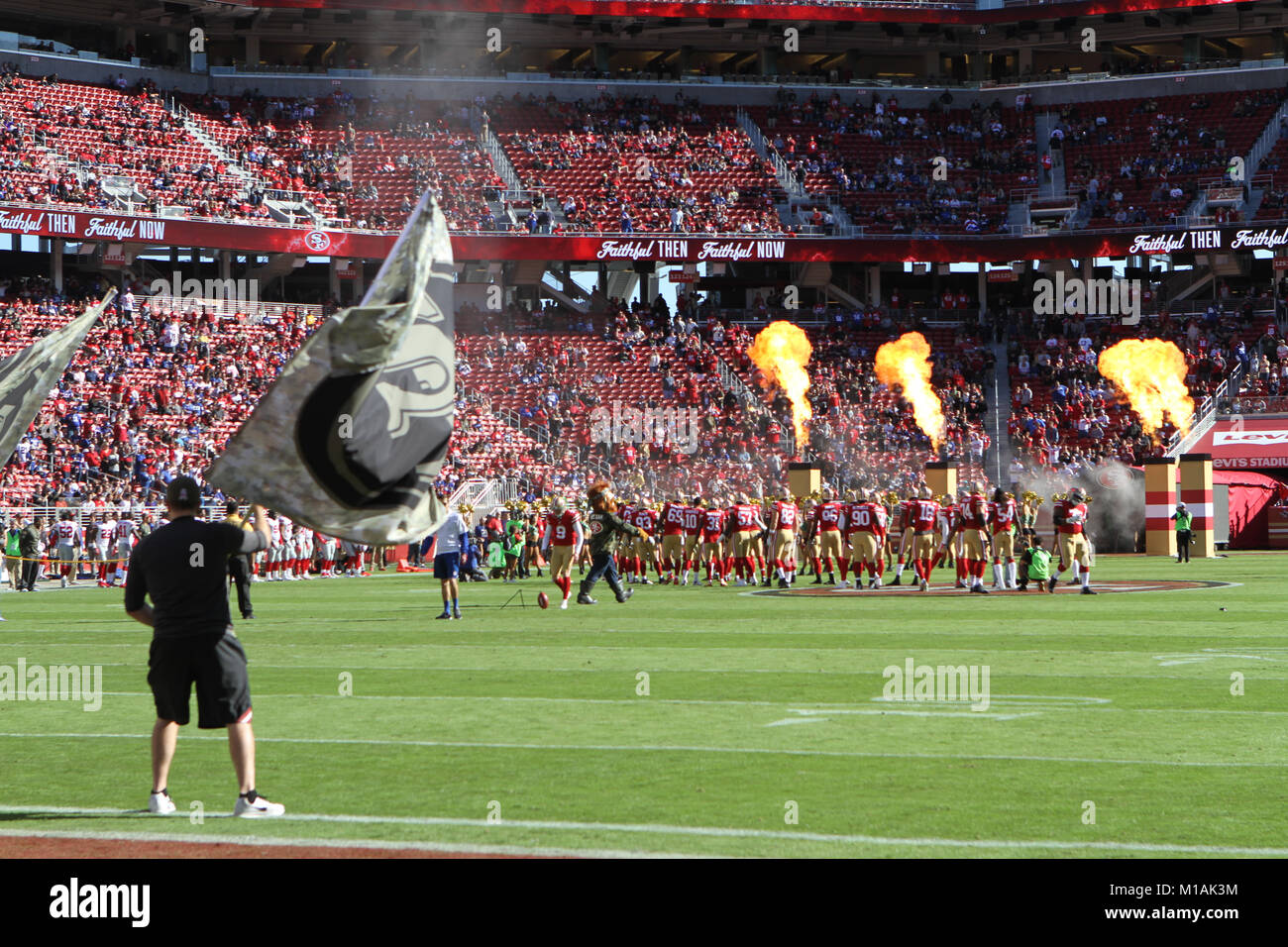 Saluto a servizio a Levi's Stadium di Santa Clara, California, il 9 novembre 12 durante la San Francisco 49ers vs. New York Giants gioco Foto Stock