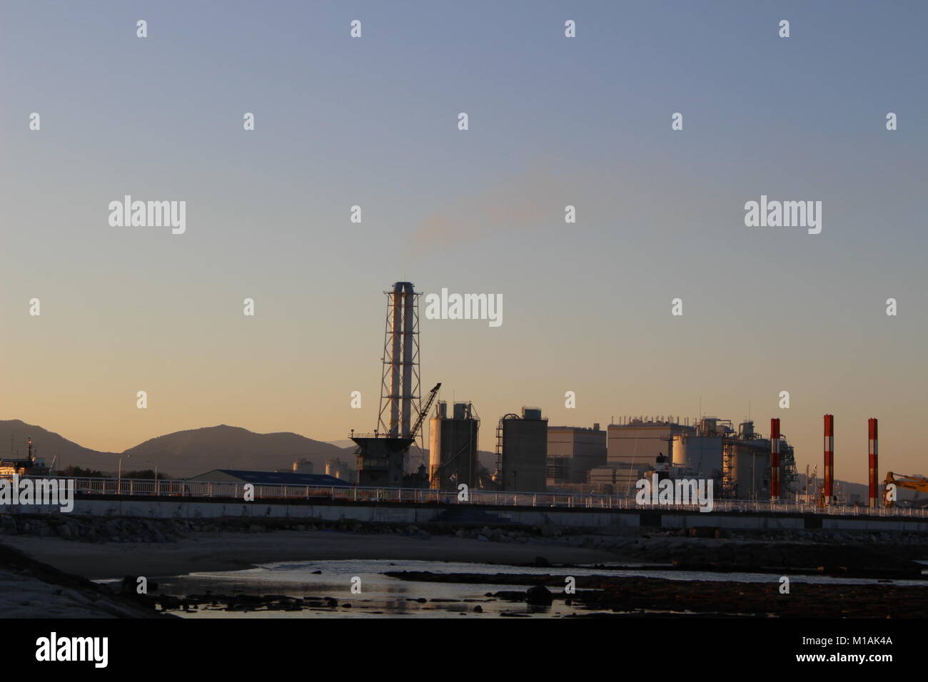 (4 novembre 2015 , Soma, Fukushima, Giappone) lunga vista di carbone Shinchi Centrale a energia termica da Matsukawaura Beach, Soma Giappone. La pianta di potere stazione è consisteva di 2 piante e uno di loro arrestato automaticamente nel momento del disastro Tsunami-Earthquake 2011. L'altro impianto era stato arrestato a causa di una manutenzione regolare. La pianta di potere è la distribuzione di energia sia per Tokyo e regione di Tohoku. Foto Stock