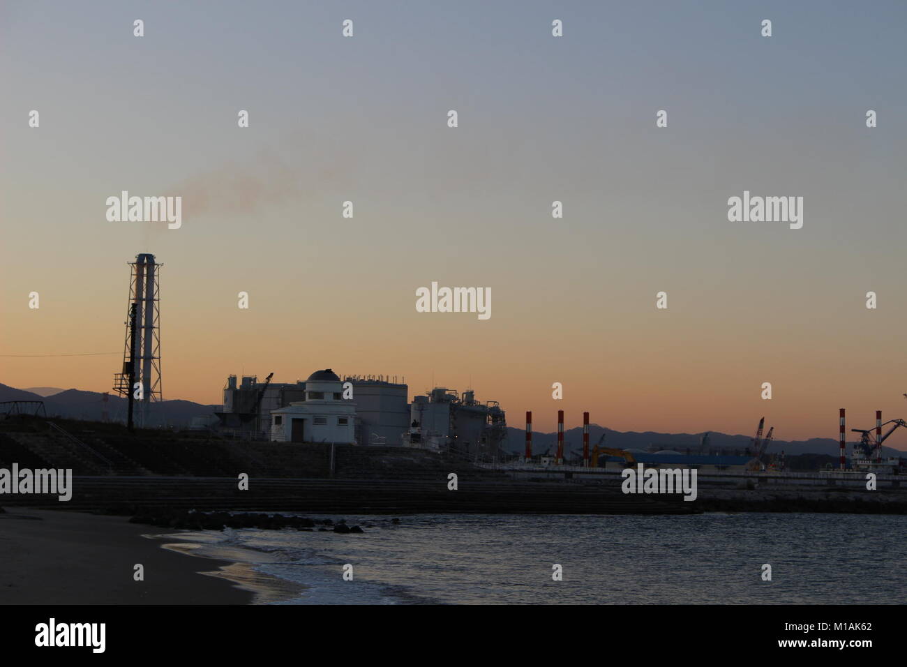 (4 novembre 2015 , Soma, Fukushima, Giappone) lunga vista di carbone Shinchi Centrale a energia termica da Matsukawaura Beach, Soma Giappone. La pianta di potere stazione è consisteva di 2 piante e uno di loro arrestato automaticamente nel momento del disastro Tsunami-Earthquake 2011. L'altro impianto era stato arrestato a causa di una manutenzione regolare. La pianta di potere è la distribuzione di energia sia per Tokyo e regione di Tohoku. Foto Stock