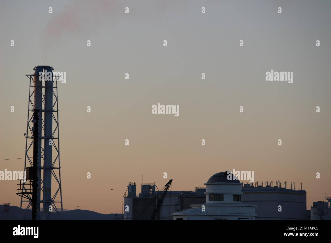 (4 novembre 2015 , Soma, Fukushima, Giappone) lunga vista di carbone Shinchi Centrale a energia termica da Matsukawaura Beach, Soma Giappone. La pianta di potere stazione è consisteva di 2 piante e uno di loro arrestato automaticamente nel momento del disastro Tsunami-Earthquake 2011. L'altro impianto era stato arrestato a causa di una manutenzione regolare. La pianta di potere è la distribuzione di energia sia per Tokyo e regione di Tohoku. Foto Stock