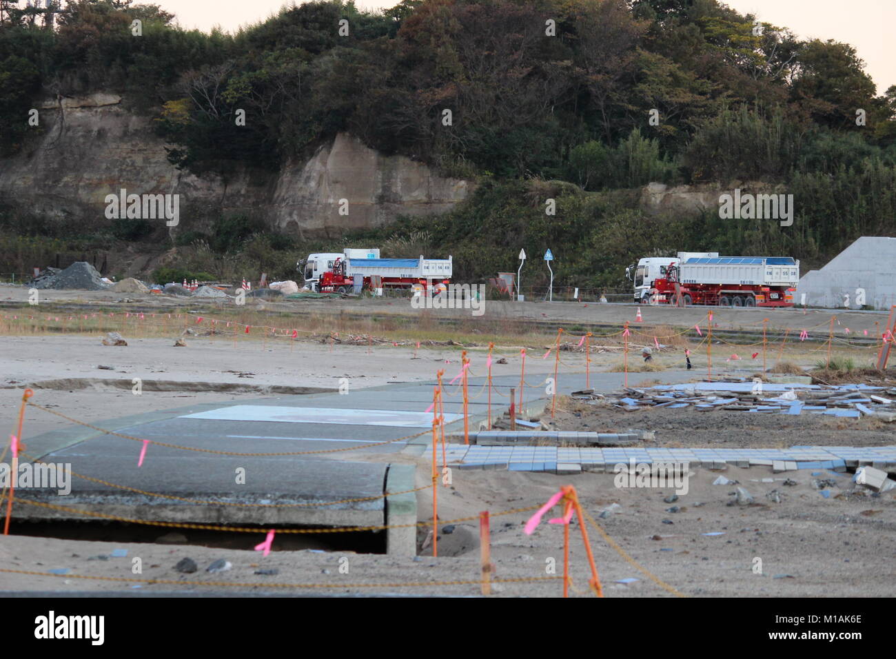 (4 novembre 2015 , Soma, Fukushima, Giappone) un marciapiede distrutto dal disastro dello tsunami in spiaggia Matsukawaura, Soma,città del Giappone. La spiaggia è stata chiusa per il nuoto a causa di sotto costruzione e processo di decontaminazione per 6 anni a partire dal 2011-tsunami terremoto e le sue conseguenze. Soma city è la pianificazione per completare il processo di ricostruzione e la decontaminazione per riaprire la spiaggia per i turisti a partire dal 2018 in poi. Foto Stock