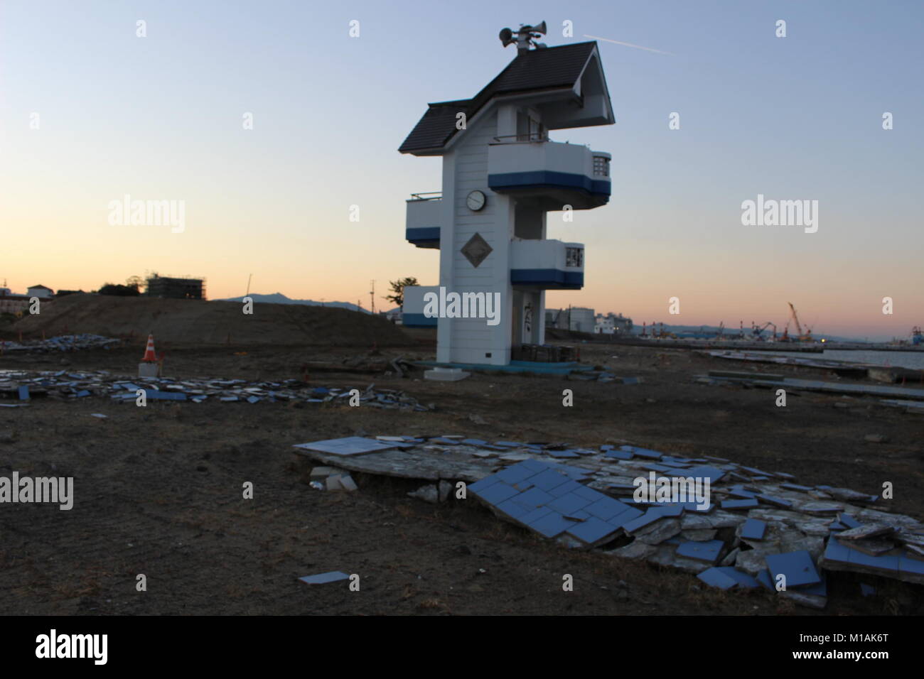 (4 novembre 2015 , Soma, Fukushima, Giappone) un marciapiede distrutto dal disastro dello tsunami in spiaggia Matsukawaura, Soma,città del Giappone. La spiaggia, che è considerato un locale punto turistico, è stato chiuso a causa di sotto costruzione e processo di decontaminazione per 6 anni a partire dal 2011-tsunami terremoto e le sue conseguenze. Soma city è la pianificazione per completare il processo di ricostruzione e la decontaminazione per riaprire la spiaggia per i turisti a partire dal 2018 in poi. Foto Stock