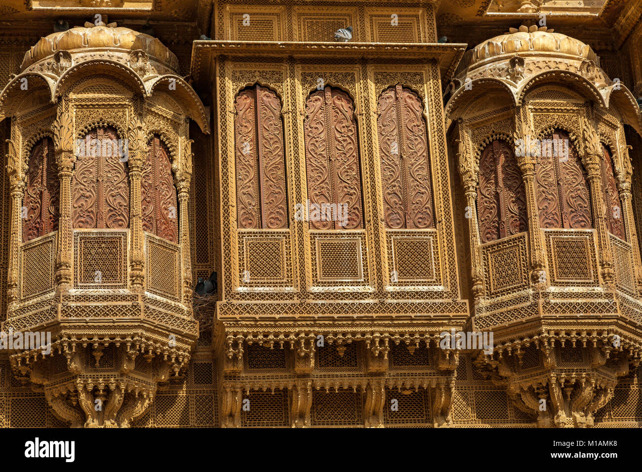 Patwon Ki Haveli - Architettura di Rajasthani illustrazione Dettagli del reale palazzo residenziale edificio a Jaisalmer, Rajasthan. Foto Stock